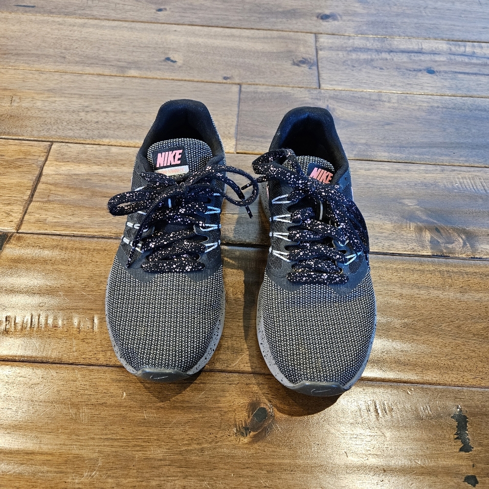 Women's Nike shoes, size 6